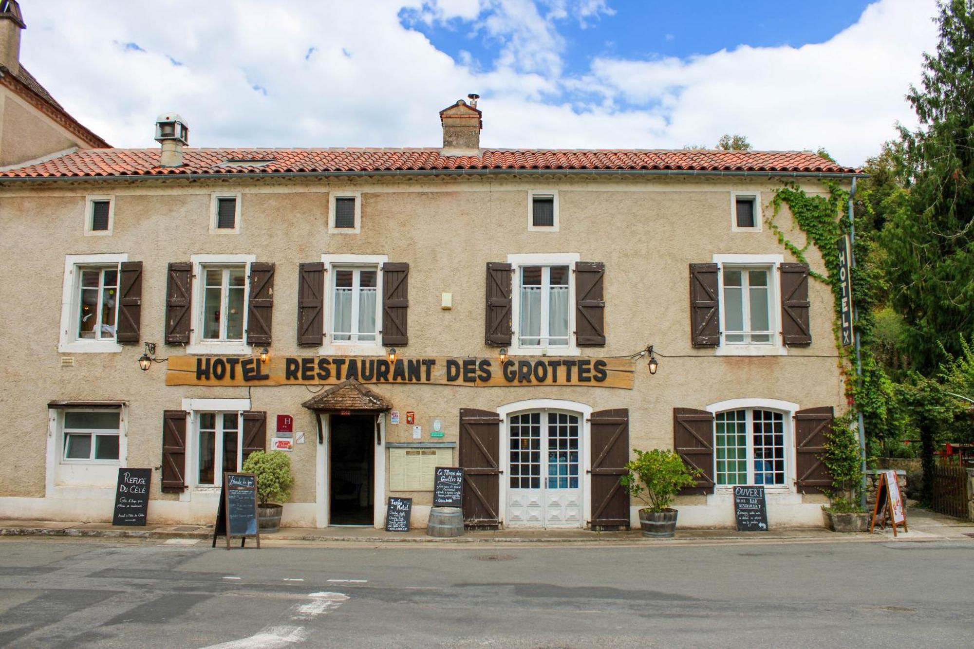 Hotel Restaurant Des Grottes Du Pech Merle Cabrerets Exterior photo